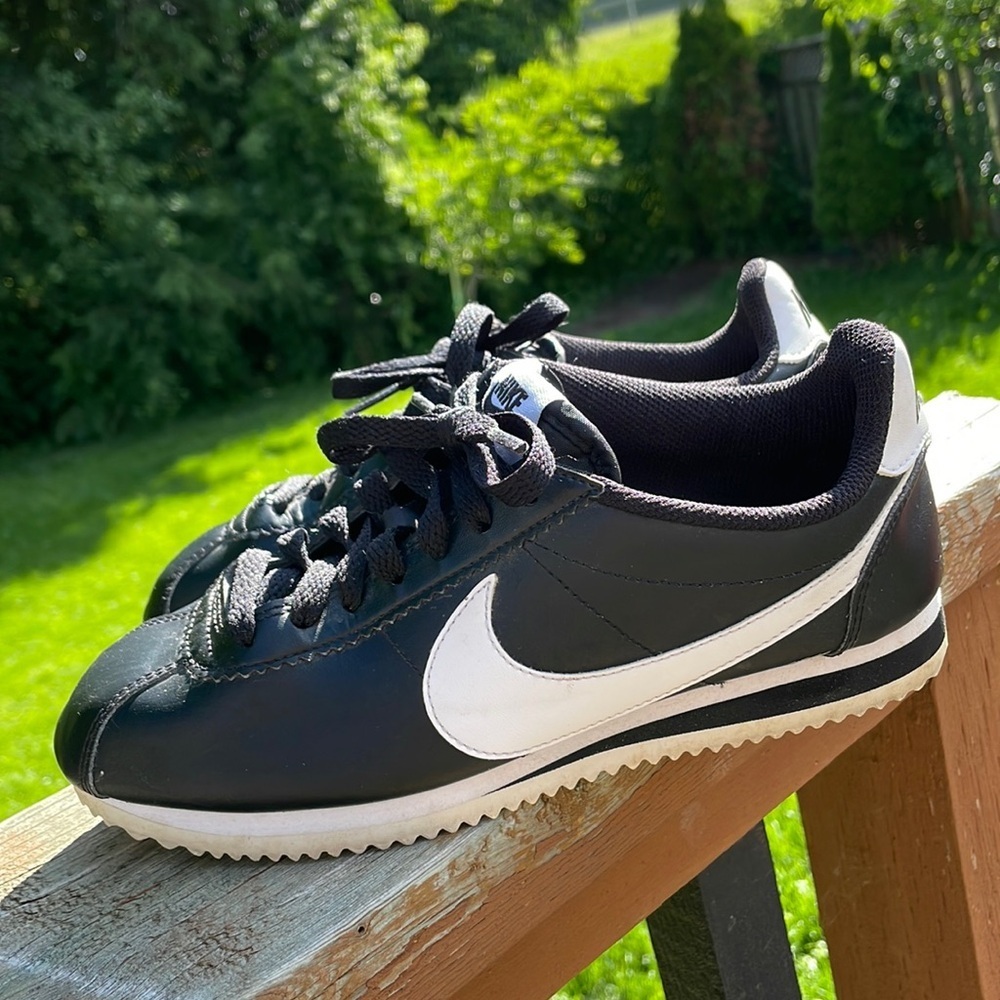 Nike Women's Black and White Sneakers